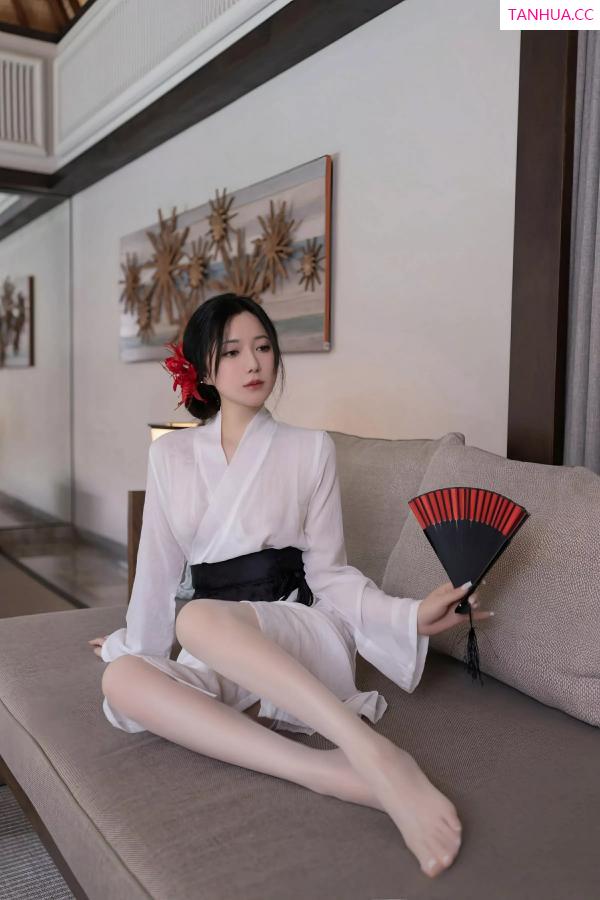 鱼子酱fish  [XiuRen]高清写真图 2025.07.04 No.10514 鱼子酱Fish 白色丝袜第2张图片